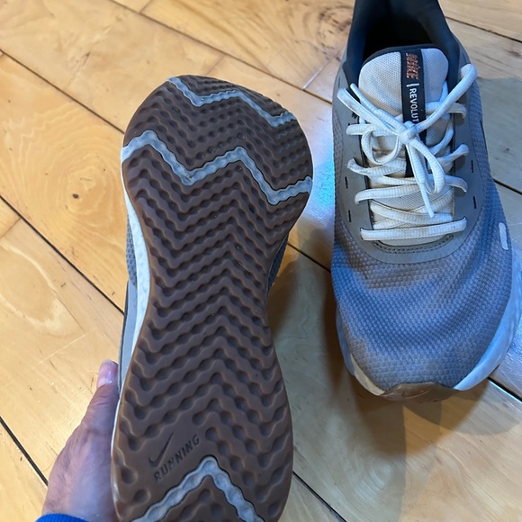 Nike shoes size 10 1/2 - Picture 3 of 4